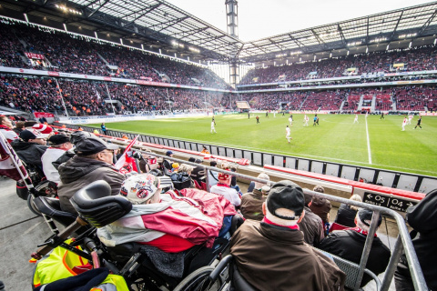 Blick von den Rollstuhlplätzen auf das Spielfeld im Stadion vom 1. FC Köln