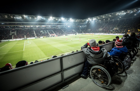 Blick von den Rollstuhlplätzen auf das Spielfeld im Stadion vom 1. FSV Mainz 05