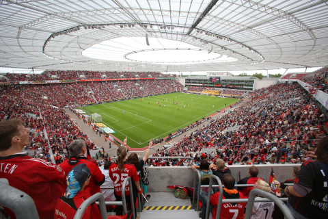 Blick von der Tribüne auf das Spielfeld des Stadions von Bayer Leverkusen.